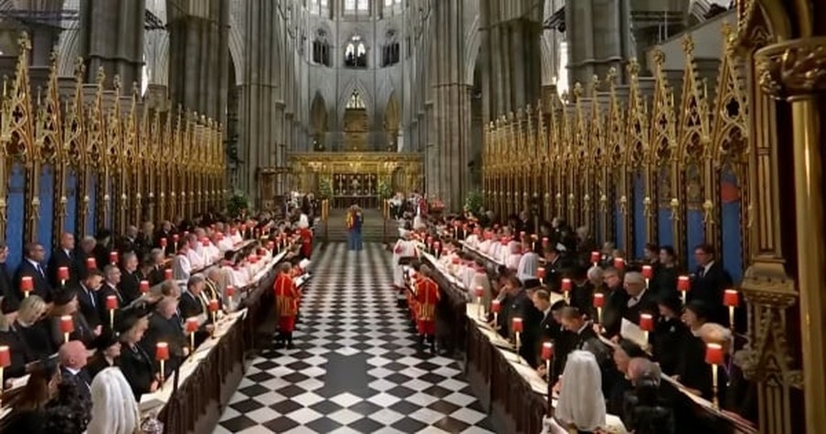 Touching Moment The Royal Family Sings 'The Lord Is My Shepherd' At The Queen's Funeral