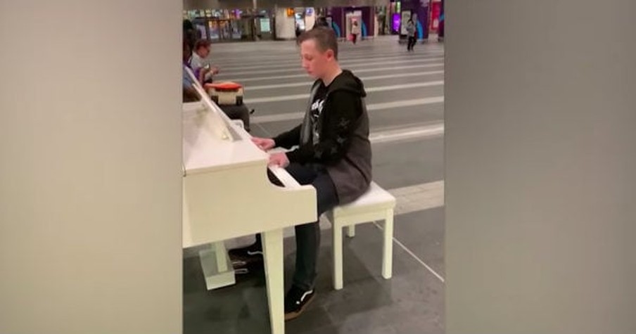 Teen Plays 'Bohemian Rhapsody' On Train Station Piano