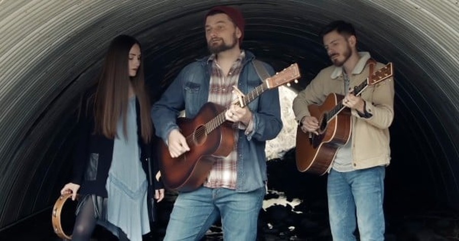 Trio Sings Johnny Cash's 'Wayfaring Stranger' Song And Their Rendition Is Stunning