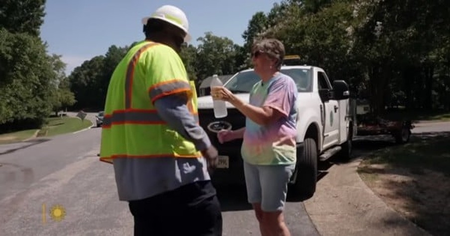 Utility Worker's Kindness Starts a Chain Reaction After He Sees a Crying Woman in Rearview Mirror