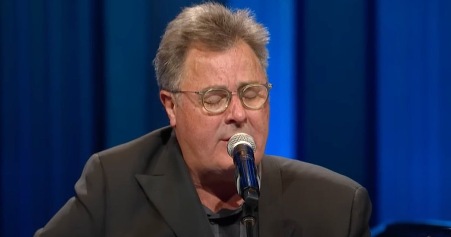 Vince Gill Honored Loretta Lynn With A Stunning Performance Of 'Go Rest High On That Mountain'