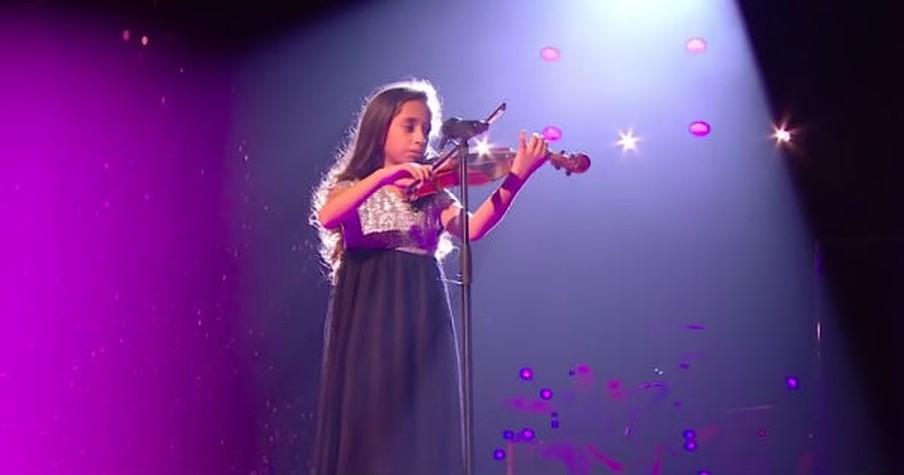 Young Girl Plays 'You Raise Me Up' on Violin And Then Starts Singing, Leaving Everyone in Awe