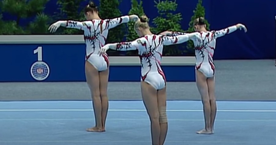 3 Incredible Gymnasts Wow With Perfectly Synchronized Acrobatic Gymnastics Moves