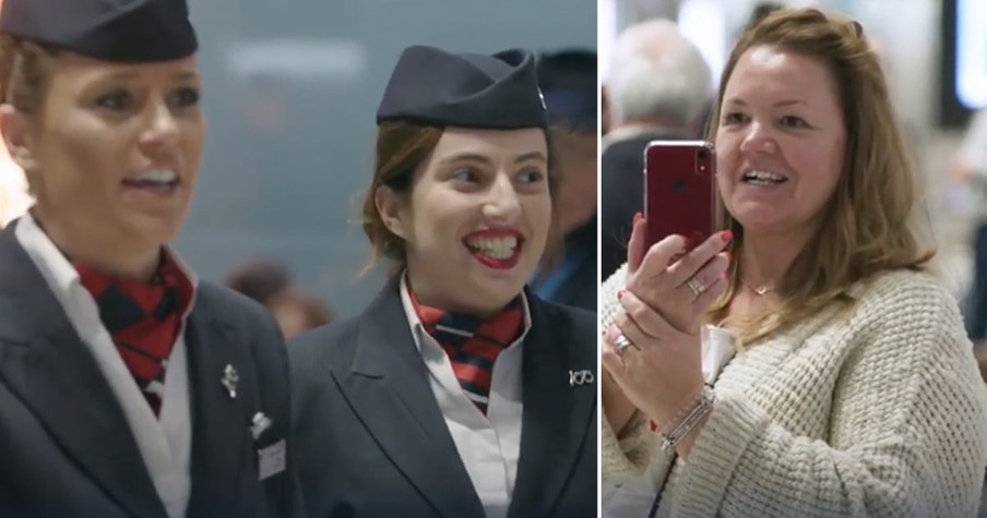 Passengers Are Surprised By Airline Choir With Christmas Song On Arrival