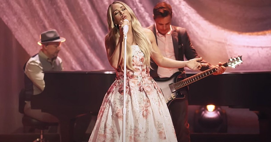 Carrie Underwood Performs A Powerful Rendition Of 'Nothing But The Blood Of Jesus' Live