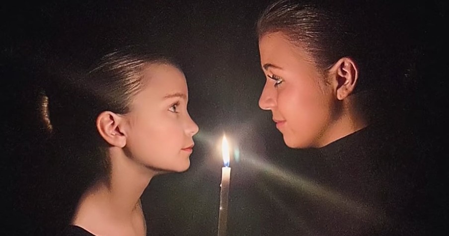 2 Sisters Sing An Easter Version Of 'Hallelujah' And It Makes For A Stunning Duet