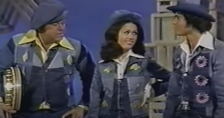 Roy Clark and Others on the Donny And Marie Show Perform 'Foggy Mountain Breakdown'