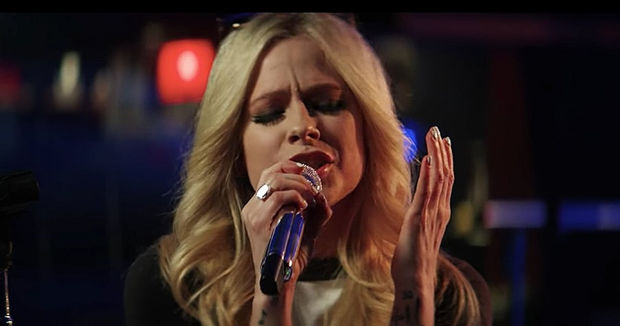 Avril Lavigne Performs 'Head Above Water' Live After Medical Hiatus