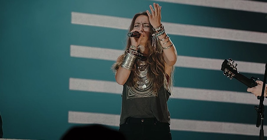 Lauren Daigle And Hillsong UNITED Perform A Powerful Rendition Of 'How Great Thou Art'