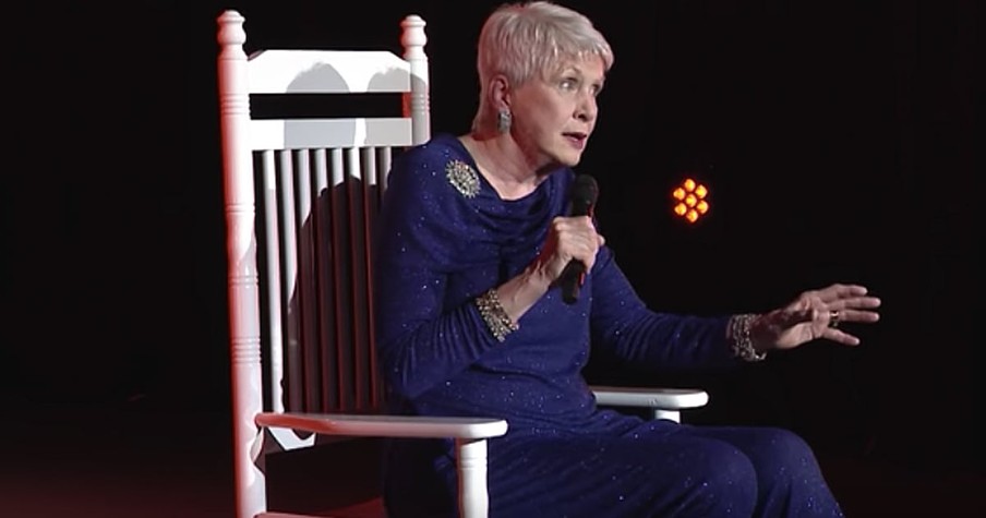 Jeanne Robertson Has Us Cracking Up With Story About Left Brain's Christmas Gifts