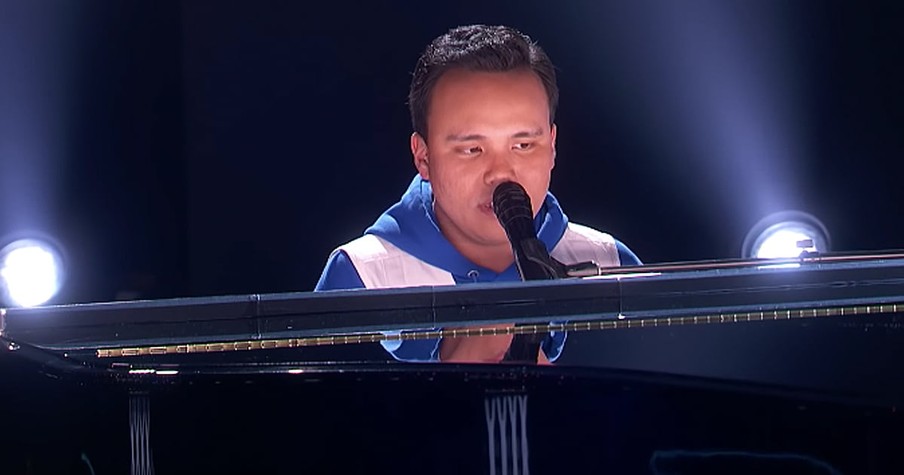 Kodi Lee Performs 'Bridge Over Troubled Water' On America's Got Talent