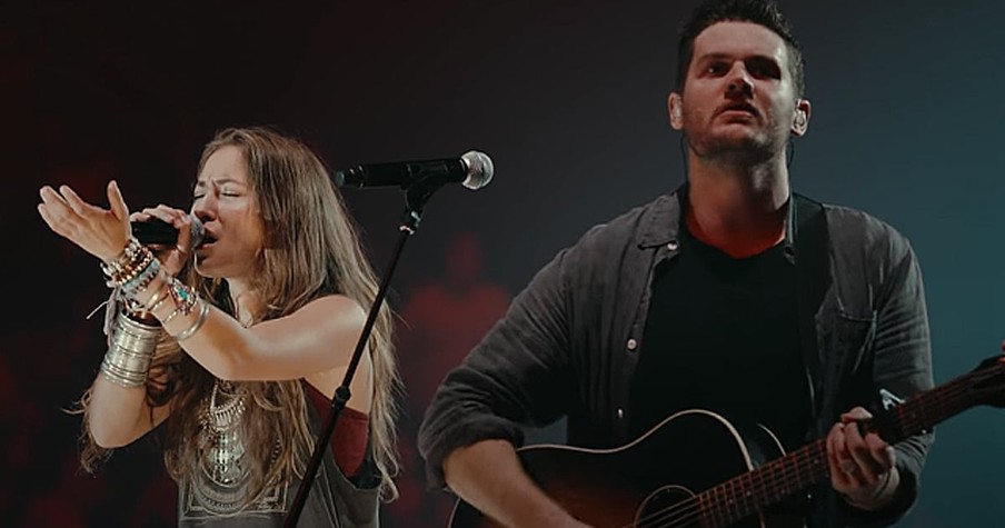 Lauren Daigle Joins Hillsong On Stage For 'I Surrender' And It's A Great Moment Of Worship