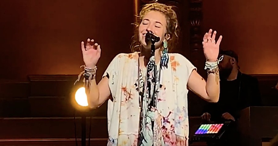 Lauren Daigle Sings 'Something Beautiful' By Bill Gaither