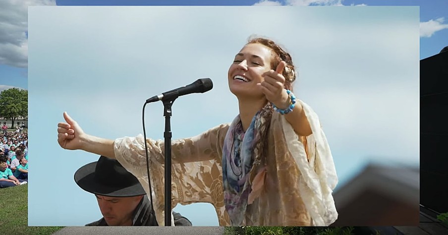 Lauren Daigle Spends Time At Women's Prison In Ohio And Leads Worship