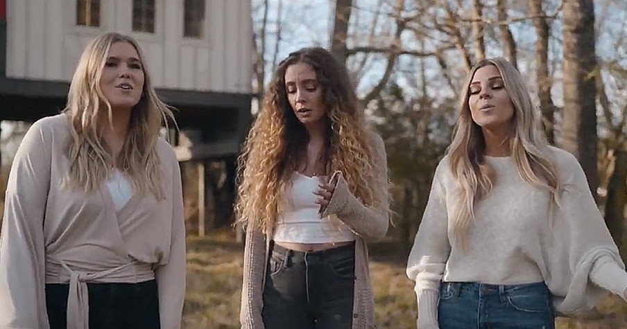 3 Women Turn The 'Down To The River To Pray' Lyrics Into An A Cappella Mashup And It's Amazing