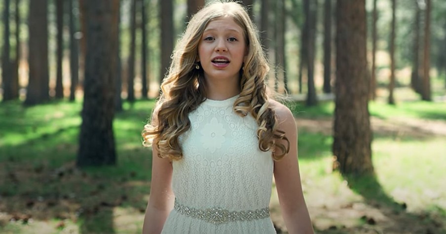 15-year-Old Lyza Bull Sings Soul-Stirring Mashup Of 'Amazing Grace (My Chains Are Gone)'