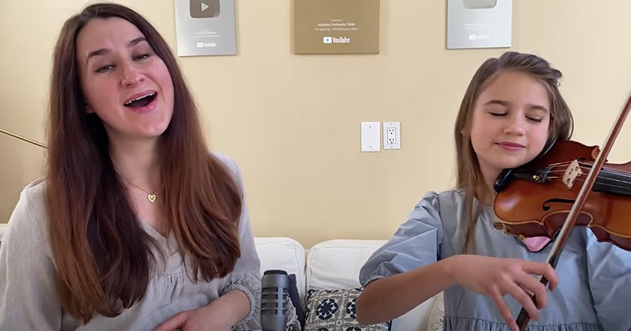 Violin Prodigy Karolina Protsenko Sings A 'Hallelujah' Duet With Her Mom That's Beautiful