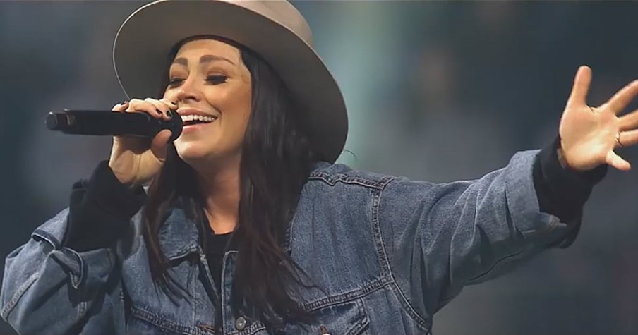 Kari Jobe, Husband Cody Carnes, & Others Outline Just Who God Is With 'Way Maker' Song At Passion