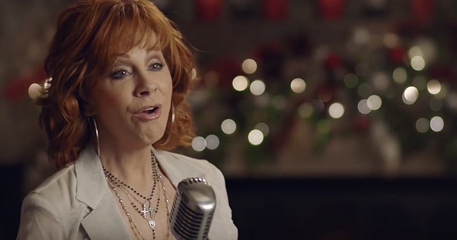 Reba McEntire Sets The Christmas Mood With 'I'll Be Home For Christmas'