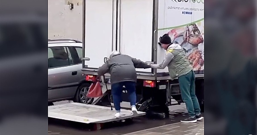 Cameras Caught the Touching Moment a Truck Driver Helps Elderly Woman Across Huge Puddle