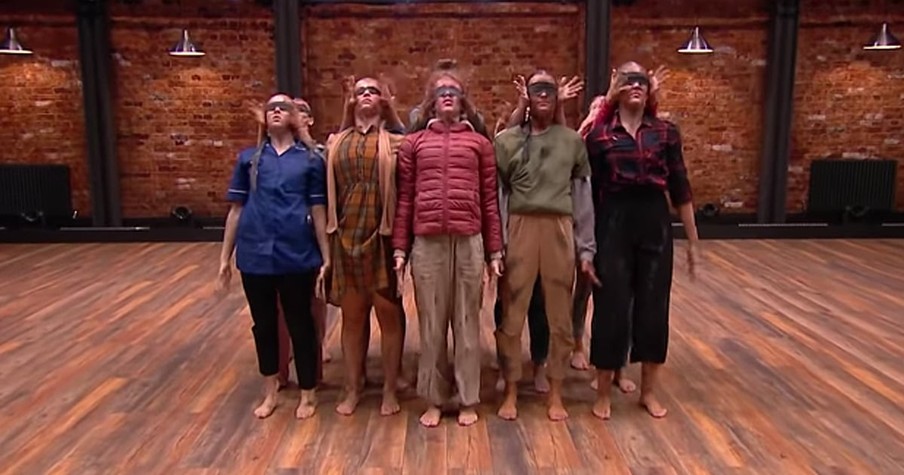 Contemporary Dance Group Wows In Breathtaking Audition While Blindfolded The Entire Time