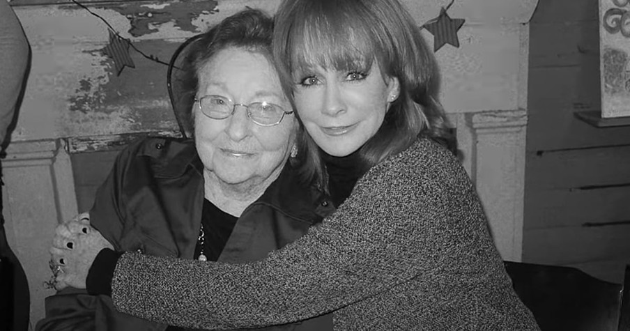 Reba McEntire Honors Her Mother With The Tear-Jerking Song 'You Never Gave Up On Me'