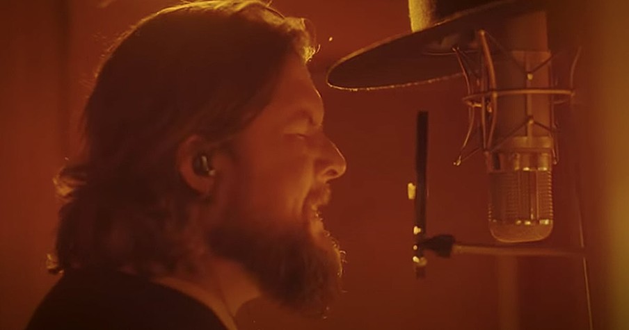 Zach Williams With A Hand-Clapping, Toe-Tapping Version Of 'Go Tell It On The Mountain'