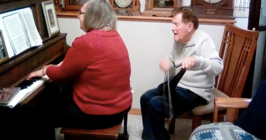 93-Year-Old Uses A Saw To Play Classic Hymn 'Just As I Am'