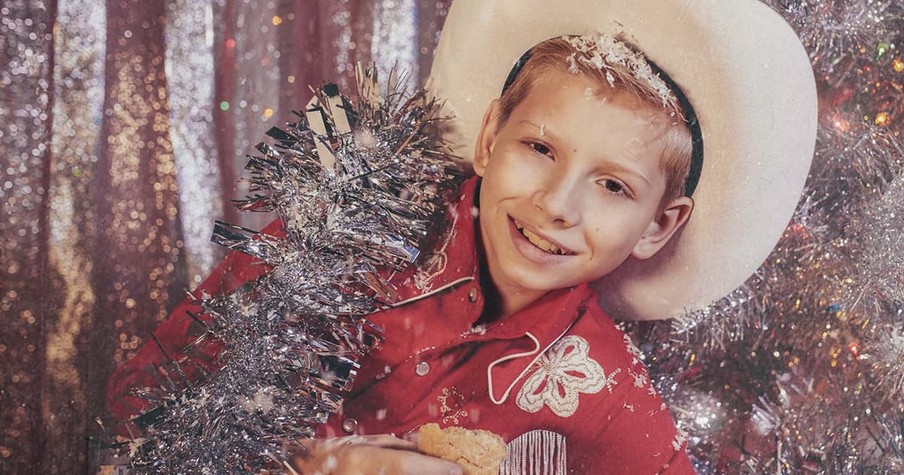 Adorable Kid Yodeler Mason Ramsey Sings 'White Christmas'