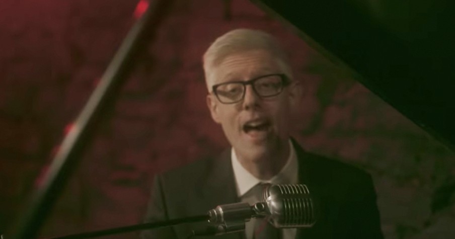 Christian Artist Matt Maher Performs Jazzy Version of 'Jingle Bells'