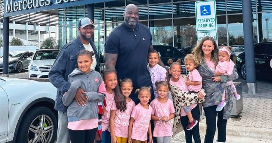 Shaquille O'Neal Shows Unthinkable Kindness to Family with 9 Kids, Plus Tips Struggling Waitress