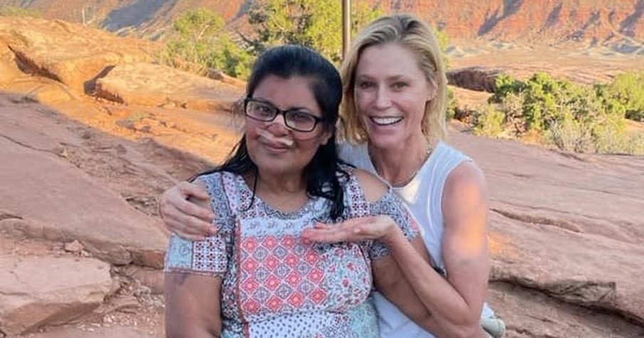 Woman Faints on Hike Only to Wake and Find Her Rescuer Is Julie Bowen from Modern Family