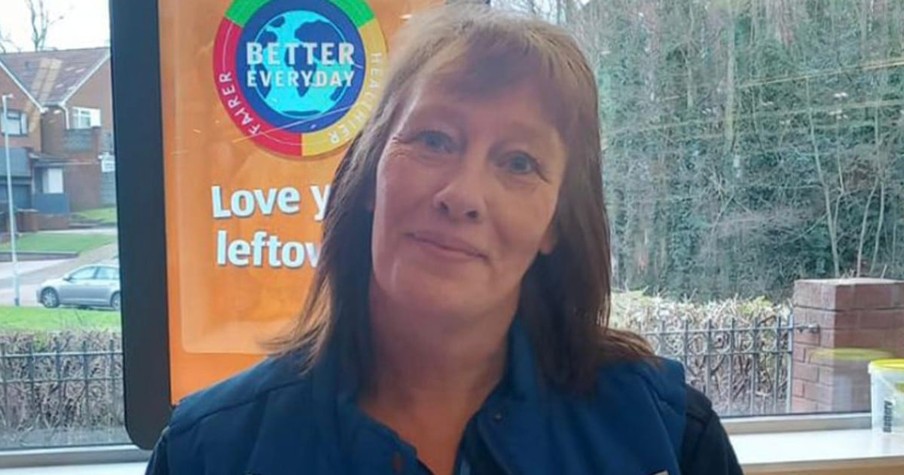 Aldi Worker Leaves Woman in Tears When Struggling Customer Can't Pay for Her Groceries