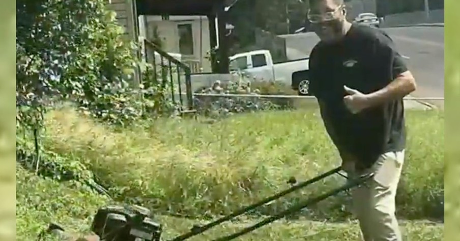 Driver Shows Up to Deliver Pizza to Elderly Man's House, Then Comes Back with His Lawnmower