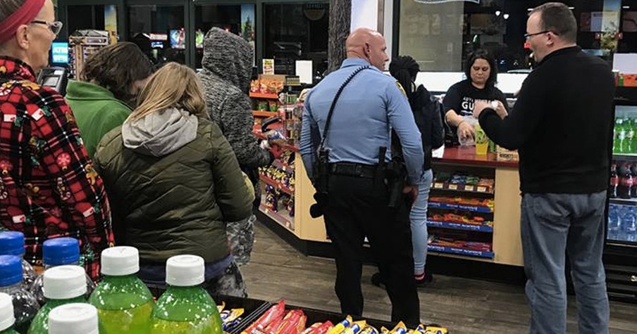 Officer Discovers Man Sleeping in Car, Someone Secretly Takes A Photo