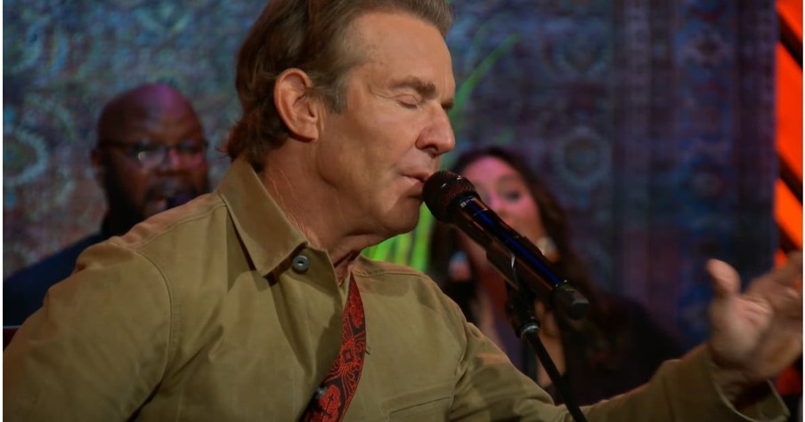 Dennis Quaid Sings Mesmerizing Cover of 'I'll Fly Away'