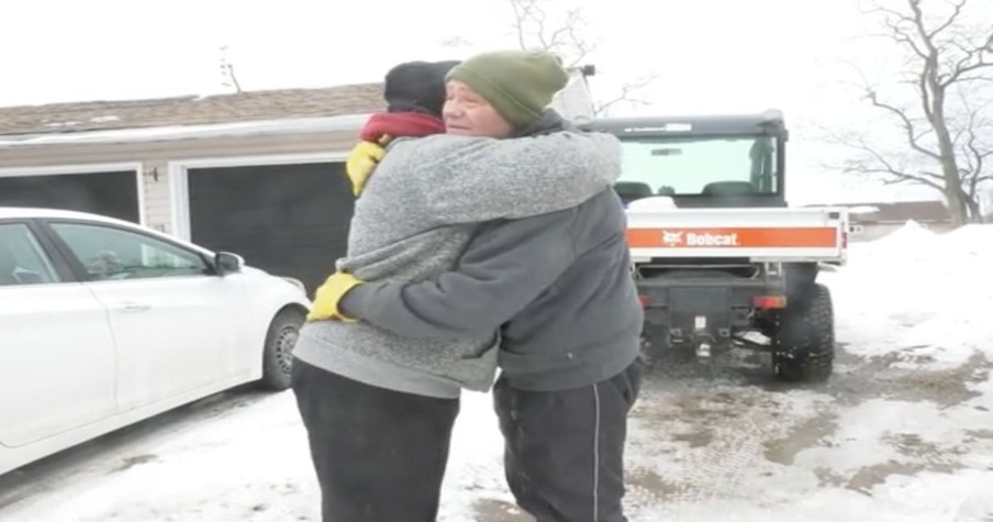 She Starts Chatting with a Homeless Man at the Corner of a Street and Next, He's Working for Her