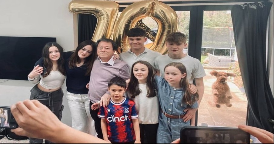 They Gathered For A Family Picture And Hilarious Photobombing Dog Refused To Be Left Out