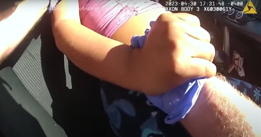 Deputy Comes Across Panicked Mom Giving Birth on the Side of the Road & Jumps Into Action