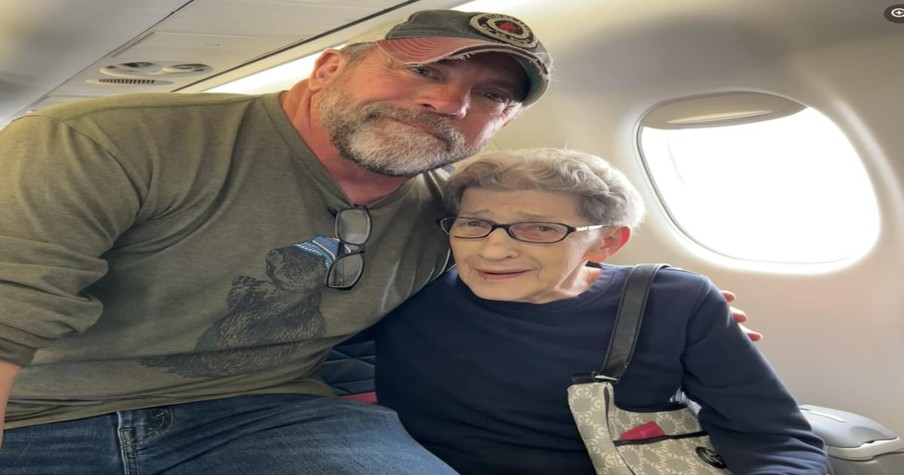 Man Sees Frail 94-Year-old & Gives Up 1st Class Seat on Plane in 'Christlike' Act of Kindness