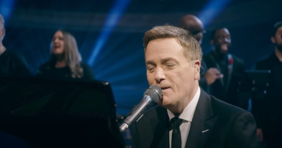 Michael W. Smith Performs Mesmerizing Rendition of 'In Christ Alone'