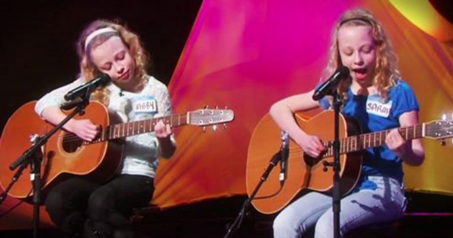 Twin Girls Abby And Sarah Sing And Play Guitar On The Ellen Show