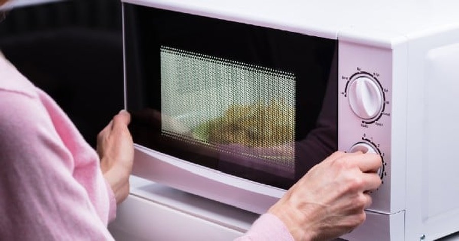 Mom Thought She Had a Broken Microwave But Then Realizes Her Hilarious 5-Year Mistake