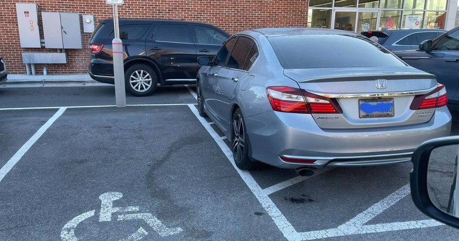 Woman in Handicapped Spot Is Blocked by Careless Driver and What She Says Is Powerful