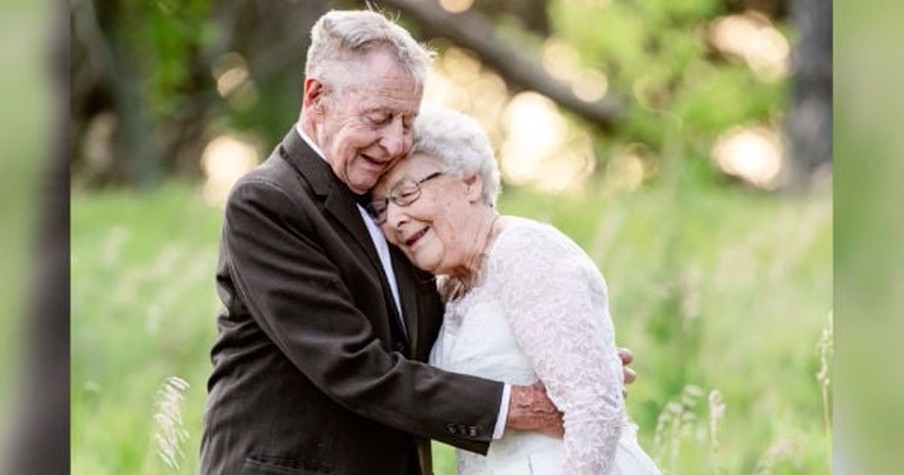 Photos Go Viral When Couple Wears Their Original Wedding Clothes to Celebrate 60th Anniversary