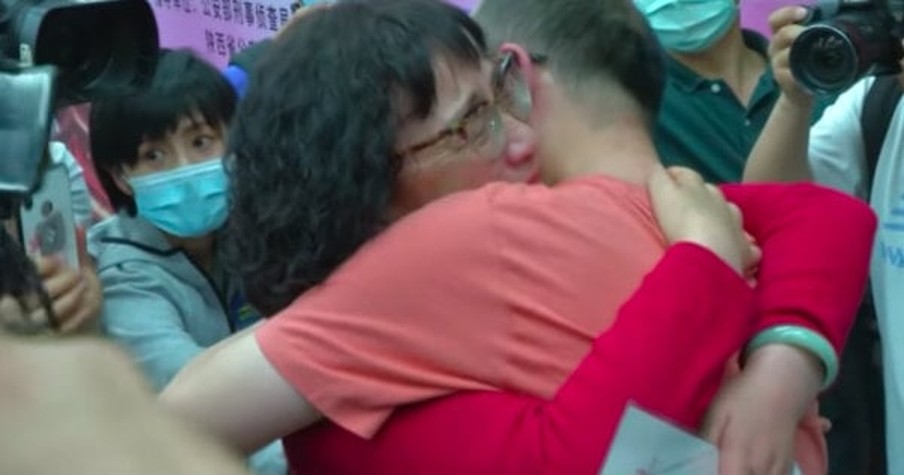 Mom Hunts Son for 32 Years & Helps 29 Parents Find Their Missing Kids Before Reunion of Her Own