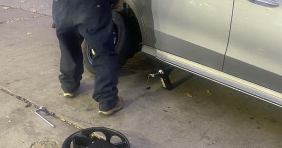 Homeless Man Spots Driver Struggling With Flat Tire On Car And Instantly Jumps Into Action