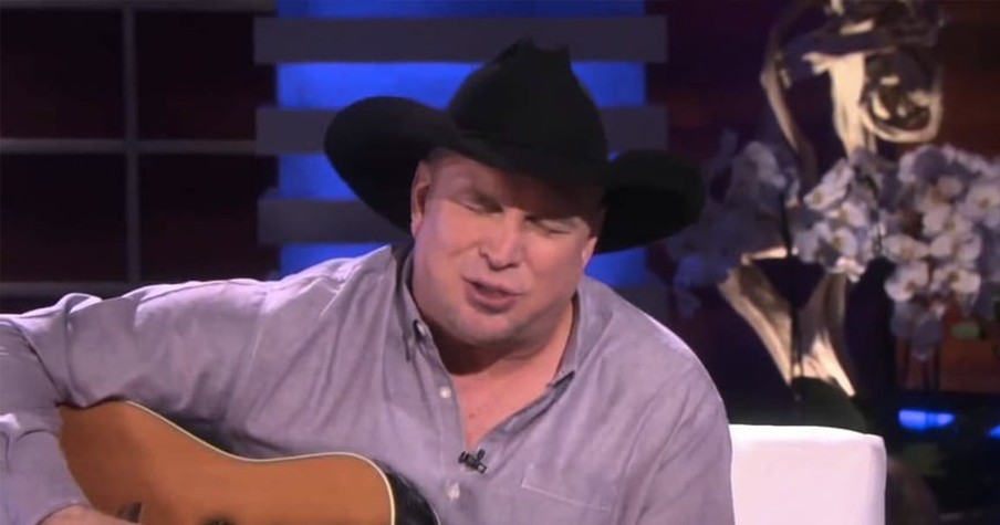 Garth Brooks Performs The 'Mom' Song And Moves The Room To Tears