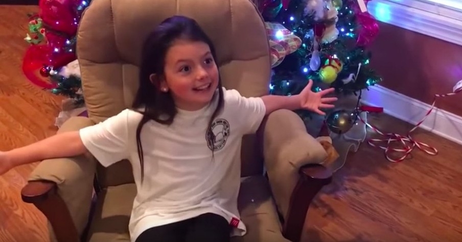 Mom Surprises Her Little Girl With A Pregnancy Announcement For Christmas