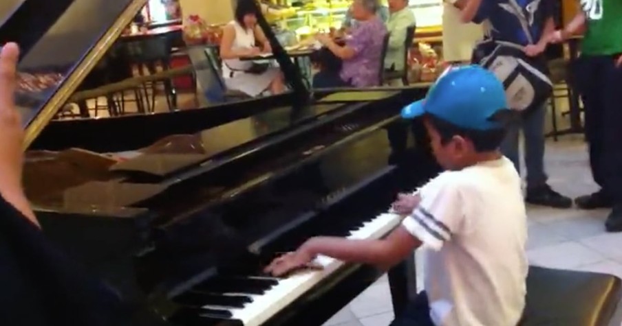 Child Prodigy Stuns Shoppers With Unbelievable Piano Performance